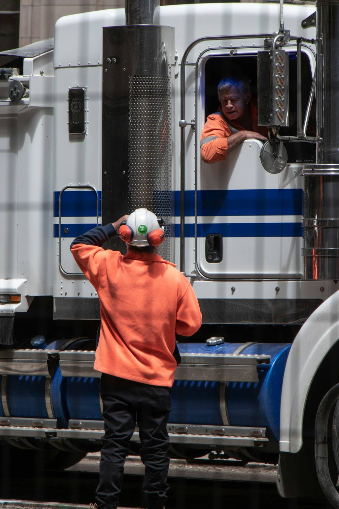LKW-Fahrer vor seinem Sattelzug