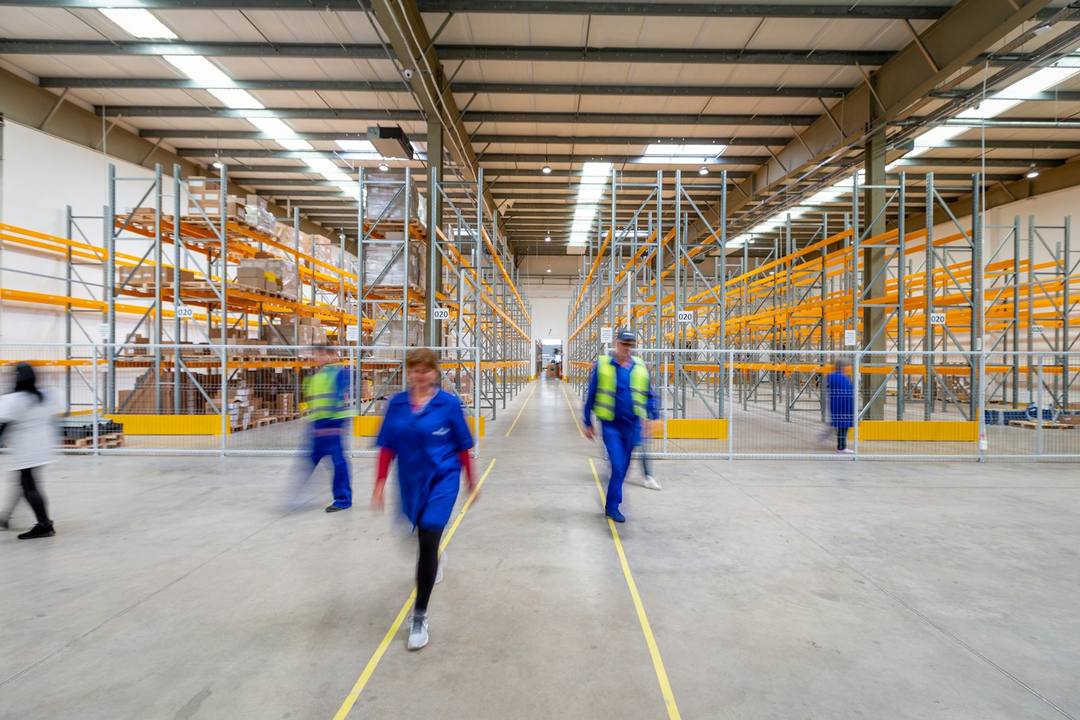 Mitarbeitende in einem Logistiklager