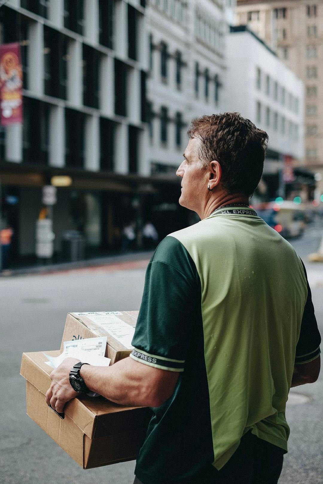 Paketzusteller trägt Pakete zur Auslieferung