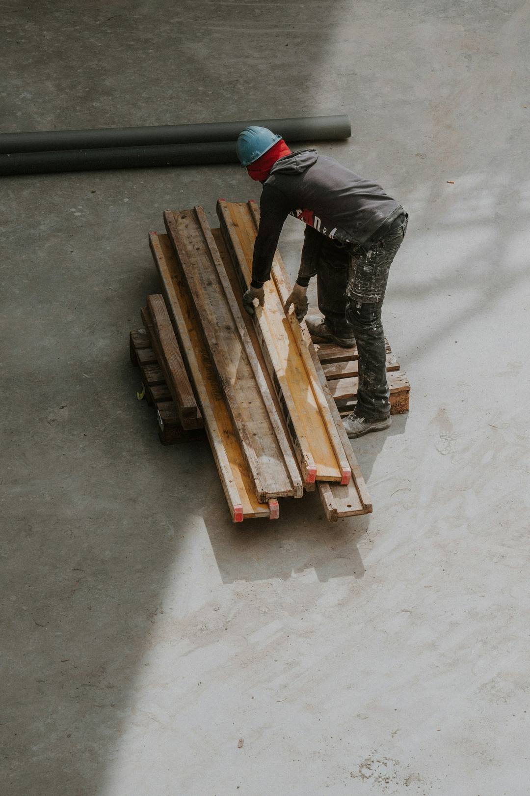 Bauarbeiter mit Schutzhelm bei der Arbeit
