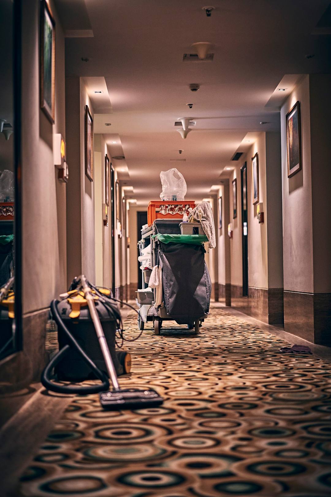 Housekeeping-Wagen im Hotelflur